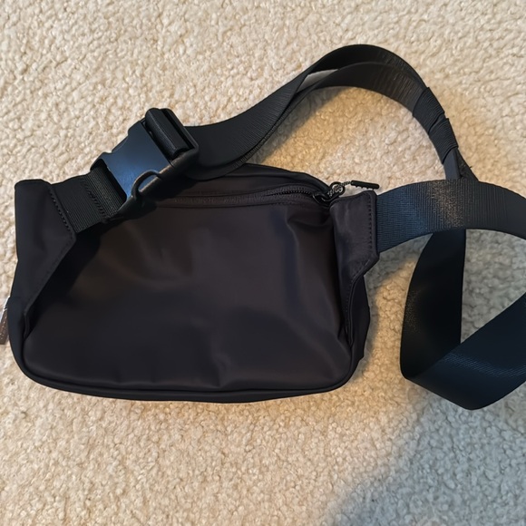NWOT Lululemon Everywhere Bag 2L - Picture 2 of 2